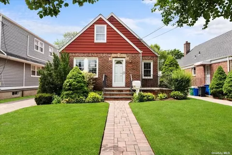 1009 Terrace Blvd, New Hyde Park, NY 11040