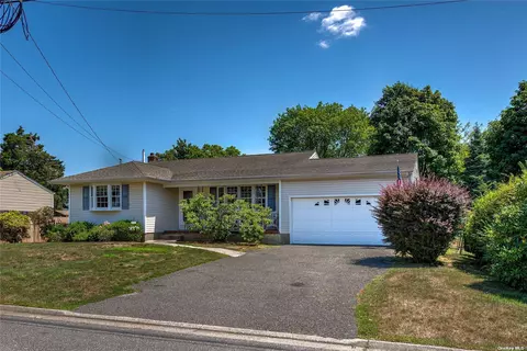 85 Jenkins Ave, North Babylon, NY 11703