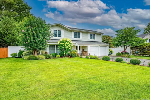 7 Gate Ln, West Islip, NY 11795