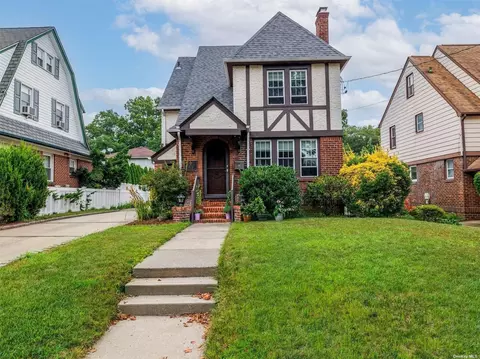 43 Ash St, Floral Park, NY 11001
