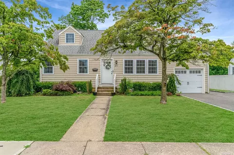 21 Starbuck Ct, West Babylon, NY 11704