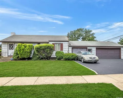4 Mary St, Massapequa, NY 11758