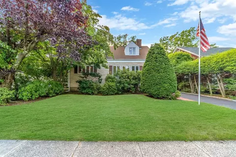 22 S Washington St, Port Washington, NY 11050