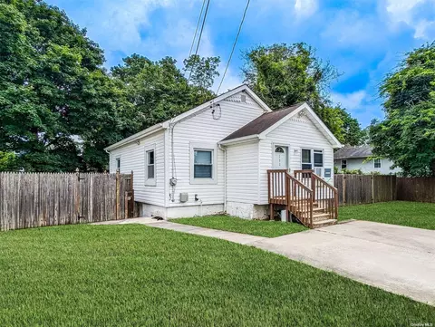 111 Bark Ave, Central Islip, NY 11722