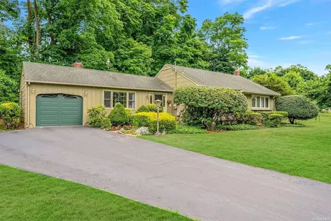 17 Lower Rocky Point Rd, Miller Place, NY 11764
