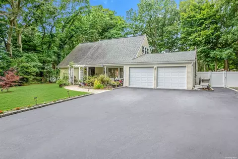 22 Shawmont Ln, Stony Brook, NY 11790