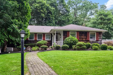 1 Hale Ct, Huntington, NY 11743