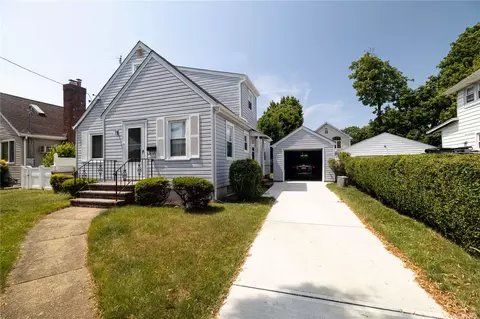 128 Mcclellan Ave, Mineola, NY 11501