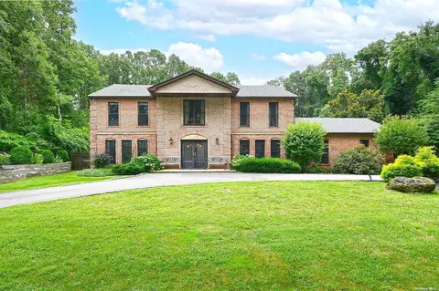 82 Wildwood Dr, Dix Hills, NY 11746
