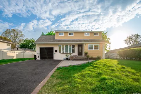29 Fairlawn Ln, Centereach, NY 11720
