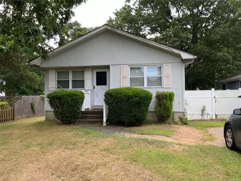 24 Brushwood Dr, Shirley, NY 11967