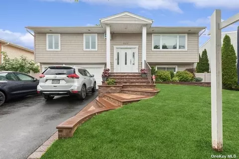 2976 Bond Dr, Merrick, NY 11566