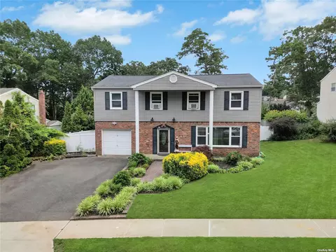 12 Spruceton St, Selden, NY 11784
