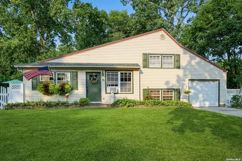 5 Wadsworth Pl, Smithtown, NY 11787