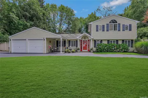 51 Turtle Cove Ln, Huntington, NY 11743
