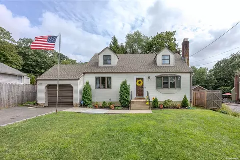 28 Henry St, Huntington, NY 11743