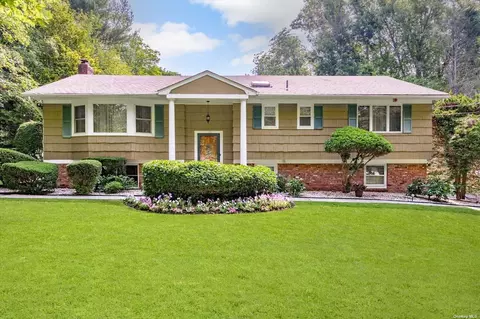 120 Buttercup Ln, Huntington, NY 11743
