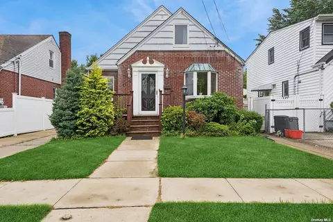1115 Phoebe St, Franklin Square, NY 11010