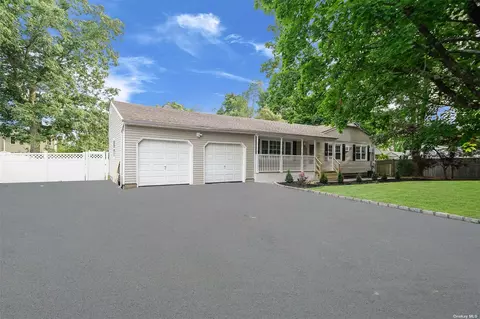 594 Easton St, Ronkonkoma, NY 11779