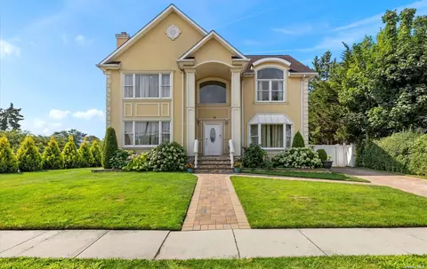 97 Hillside Ln, Syosset, NY 11791