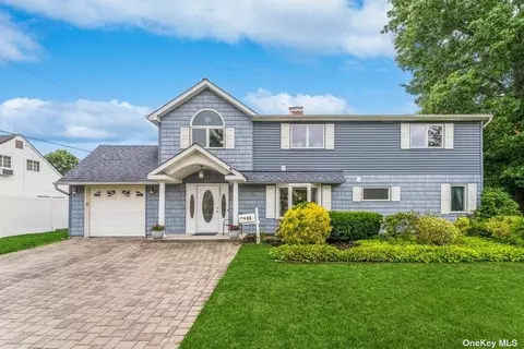 65 Boxwood Ln, Hicksville, NY 11801