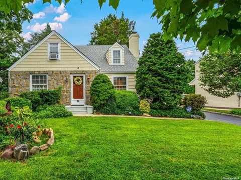 10 Walker Ave, Syosset, NY 11791