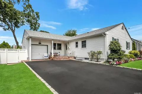 1841 N Monroe Ave, West Islip, NY 11795