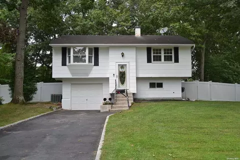 11 Trapper Ln, South Setauket, NY 11720