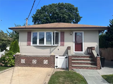 71 Cleveland Ave, Rockville Centre, NY 11570