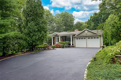42 Winston Dr, Smithtown, NY 11787