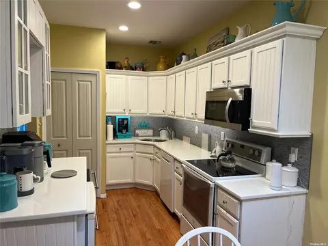 10 Brookville Way #10, Manorville, NY 11949
