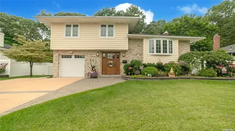 60 Howell Dr, Smithtown, NY 11787