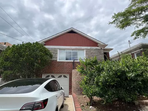 247 Beach 131st St, Rockaway Park, NY 11694