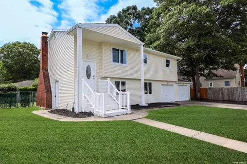106 5th St, Holbrook, NY 11741