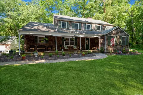 25 Fiddlers Green Dr, Lloyd Harbor, NY 11743