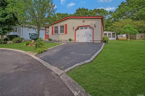 1 Village Cir E #1, Manorville, NY 11949