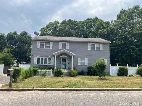 24 Napoli Dr, Wheatley Heights, NY 11798