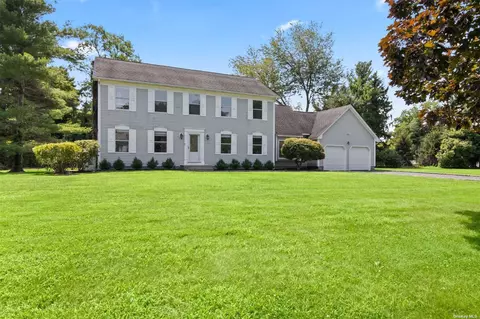 31 Buckingham Meado Rd, Setauket, NY 11733