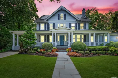 70 Dewey St, Huntington, NY 11743