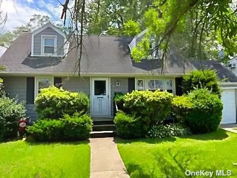 12 Chester Ln, Farmingdale, NY 11735
