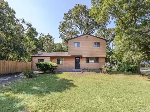 2 Rhonda Ln, Selden, NY 11784
