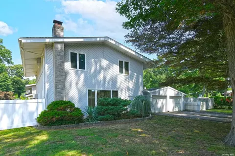 1 Horseshoe Ln, Commack, NY 11725