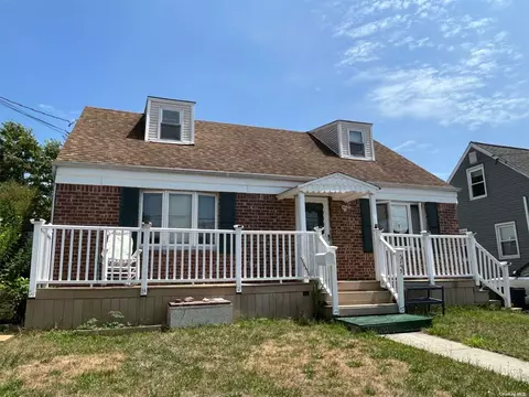 2295 Spruce St, Seaford, NY 11783