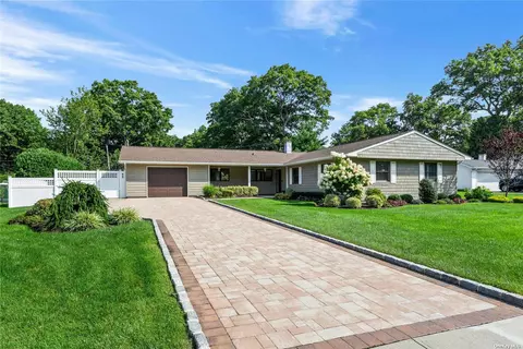 25 Whitfield Ln, Coram, NY 11727