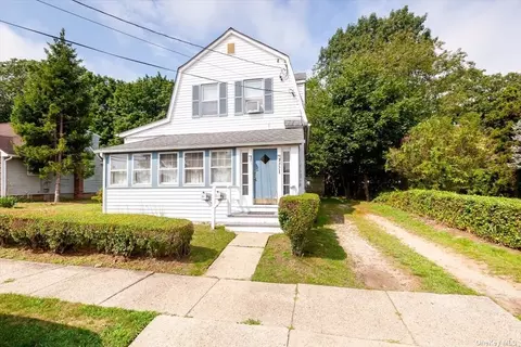 223 S 8th St, Lindenhurst, NY 11757