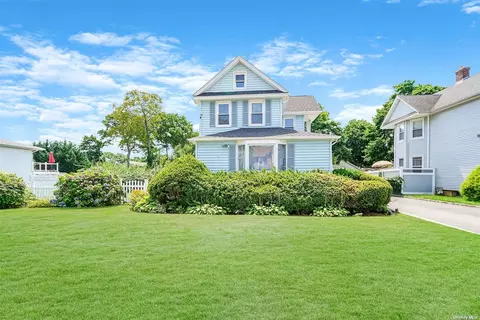 32 Maple St, West Babylon, NY 11704