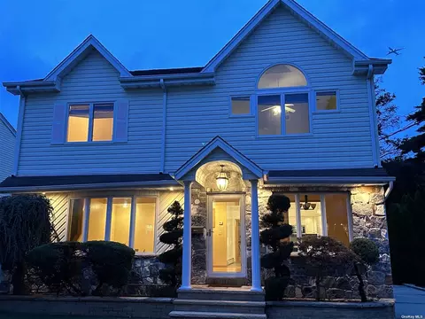 43 Quaker St, New Hyde Park, NY 11040