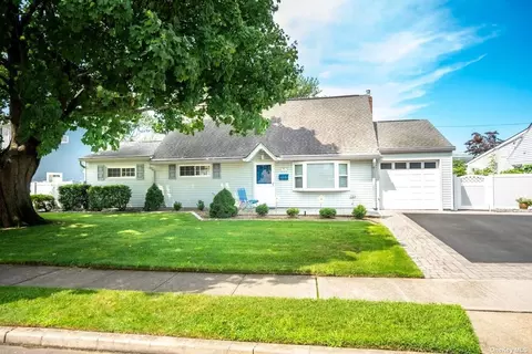 415 Cole Pl, Bethpage, NY 11714