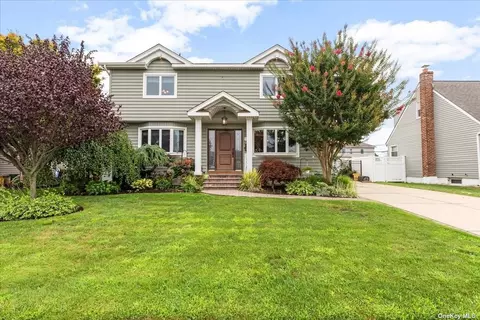 267 Hillcrest Dr, Seaford, NY 11783