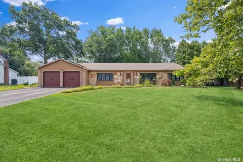 12 Hemlock Rd, Mount Sinai, NY 11766
